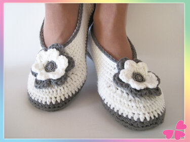 Weiß-graue gehäkelte Damenhausschuhe mit Blumenapplikation und Zierknopf