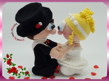 Romantische Amigurumi-Braut und Bräutigam mit Rosenakzenten und gelbem Haarschmuck