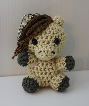 Gehäkelter Pony-Schlüsselanhänger beige mit brauner Mähne und grauen Hufen