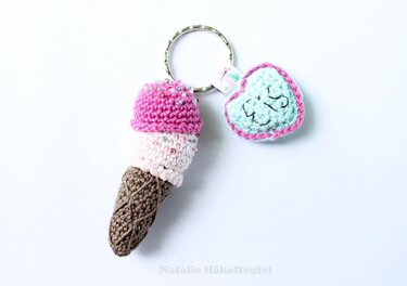 Gehäkelter Schlüsselanhänger Eistüte mit Herz in Pastellfarben und Perlen am Metallring