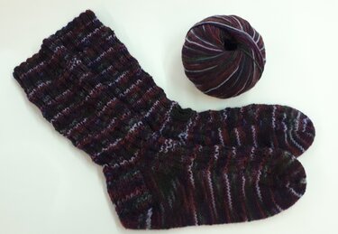 Einmal links einmal rechts Stricksocken mit verblüffend einfachem Muster - Stricken