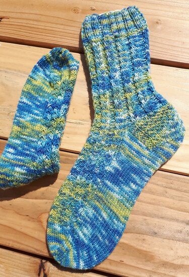 Frühblüher eine Sockenanleitung, die Frühlingsgefühle verbreitet - Stricken