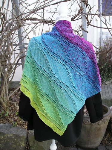Gestricktes Dreieckstuch in Grün, Blau und Magenta mit diagonalen Lochmustern auf einer Schaufensterpuppe
