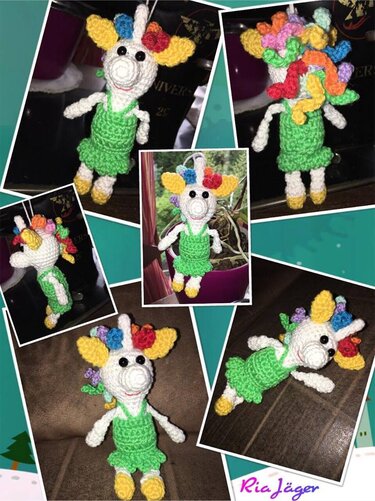 Collage: gehäkeltes Einhorn‑Amigurumi mit grünem Kleid, gelben Ohren und bunter Lockenmähne