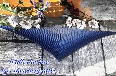 Gehäkeltes blaues Dreieckstuch mit Farbverlauf und Rippenmuster, flach ausgebreitet