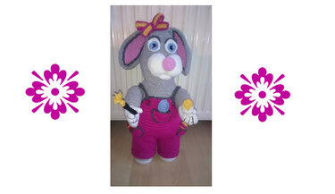 Amigurumi-Osterhase in rosa Latzhose mit Pinsel und Ostereiern