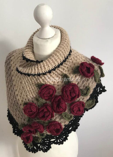 Beiger gehäkelter Kragenschal mit roten Rosen und schwarzer Spitze auf Schneiderpuppe