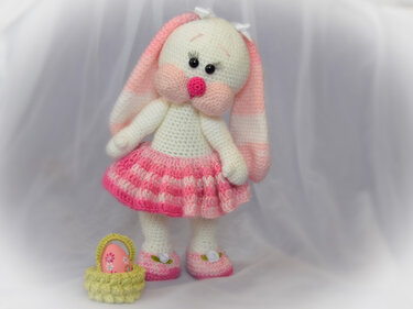 Hase Mädchen Rosalie 30 cm mit Osterkörbchen zu Ostern, Osterhase Kuscheltier - Häkeln