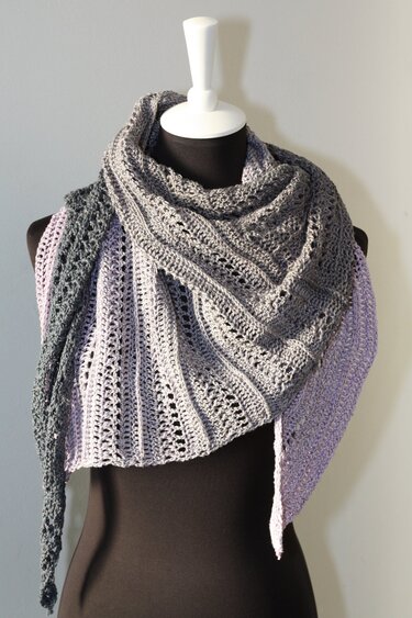Triangle shawl with alternating lace and ribbed crochet stripes in grey and lavender