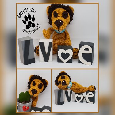 Drei Ansichten eines gehäkelten Amigurumi‑Löwen neben LOVE‑Blöcken