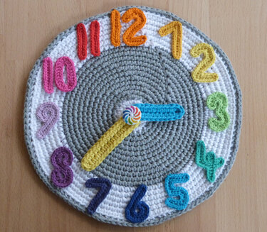 Häkelanleitung für eine Uhr mit beweglichen Zeigern