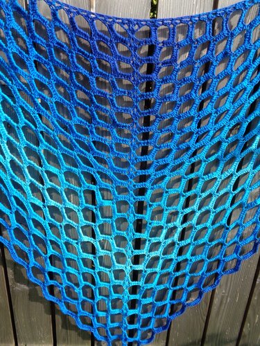 Dreieckstuch im Netzmuster mit blauem Farbverlauf an einem Holzzaun