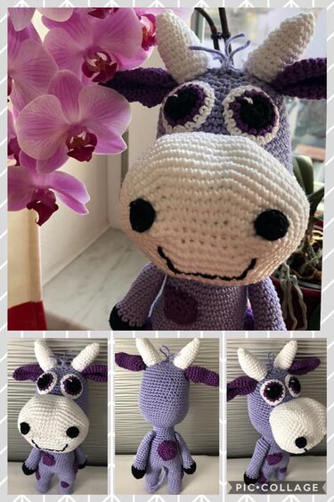 Lila-weißes gehäkeltes Amigurumi-Kalb mit weißer Schnauze, Hörnern und großen Augen, Nahaufnahme oben; darunter drei Gesamtansichten von vorn, hinten und seitlich.