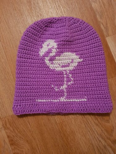 Lila gehäkelte Mütze mit weißem Flamingo