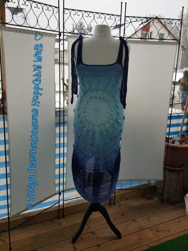 Schaufensterpuppe mit langem gehäkeltem Kleid in Blautönen, Ombré-Farbverlauf, quadratischer Ausschnitt und Bindeträger.