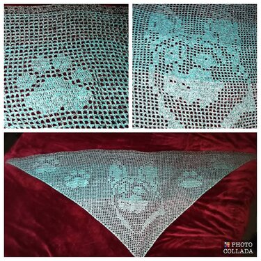 Türkisfarbenes gehäkeltes Dreieckstuch im Filetmuster mit Pfoten und zentralem stilisiertem Tiergesicht