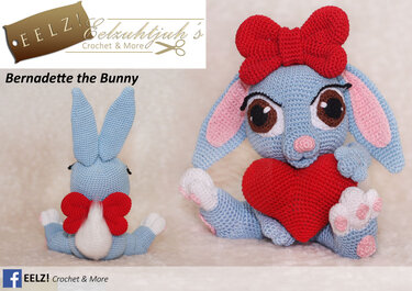 Zwei Ansichten eines gehäkelten Amigurumi-Hasen mit rotem Herz und Schleife