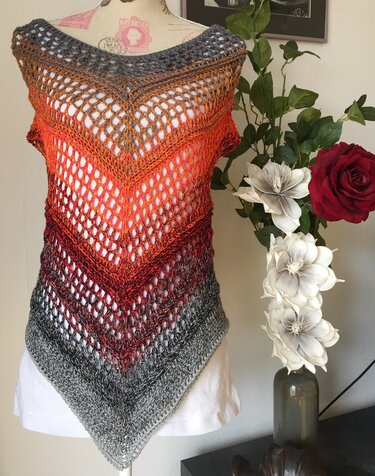 Gehäkelte ärmellose Tunika mit V-förmigem Saum in Grau, Orange und Dunkelrot