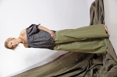 Weite Hose im grafischen Druck