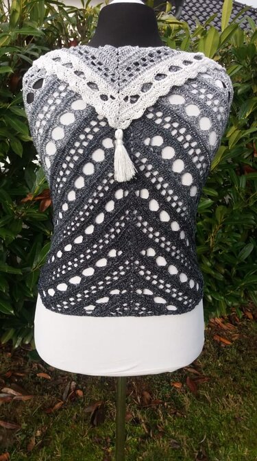 Gehäkeltes Dreieckstuch grau-schwarz mit Lochmuster und Quaste auf Schaufensterpuppe