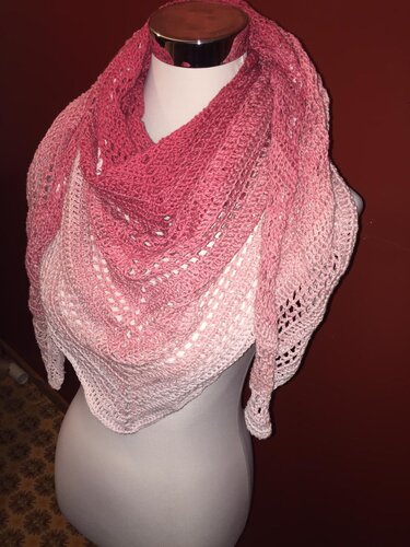 Gehäkeltes Dreieckstuch in Pink- und Rosatönen mit Lochmuster auf Schneiderpuppe