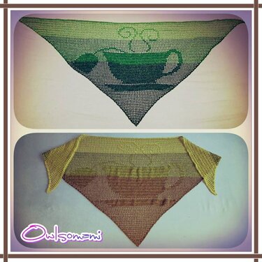 Zwei gehäkelte Dreieckstücher, eines grün mit Tassenmotiv, das andere braun‑gelb mit Farbverlauf