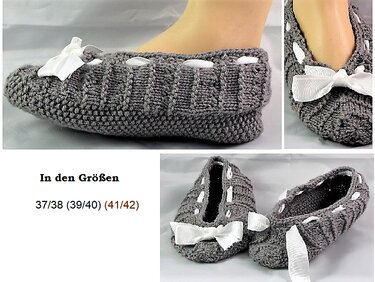 Gestrickte graue Ballerina-Hausschuhe mit weißer Schleife, Paar, ein Schuh am Fuß