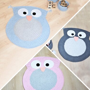 Drei gehäkelte Eulen-Teppiche in Blau, Grau und Rosa auf hellem Holzboden mit Holzspielwürfeln im Hintergrund.