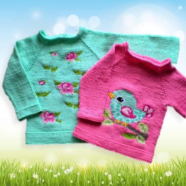 Zwei gestrickte Baby- oder Kinderpullover: mintgrün mit rosa Blumen und pink mit türkisfarbenem Vogelmotiv.