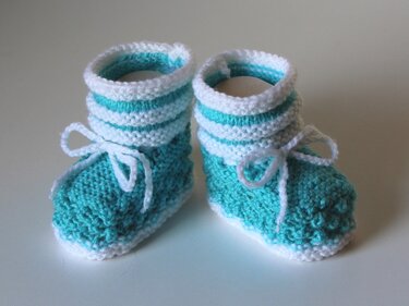 Strickanleitung Babyschuhe, Baby-Booties ohne Nadelspiel, Sohlenlänge ca. 10,5 cm