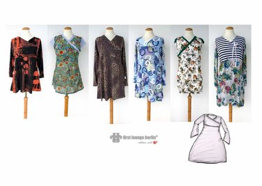 Sechs gemusterte Damen-Tuniken und kurze Kleider auf Schneiderpuppen mit einer technischen Schnittzeichnung für ein Wickelkleid.