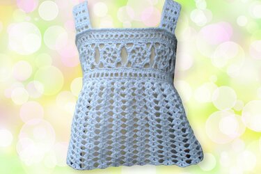 Weißes gehäkeltes Sommertop mit Trägern und floralem Lochmuster für Baby oder Kind