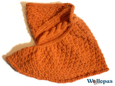 Orangefarbener gestrickter Loop mit Zopfmuster und strukturierter Maschenfläche