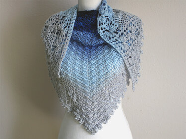 Häkelanleitung Dreieckstuch Schmetterlinge mit Blümchenbordüre