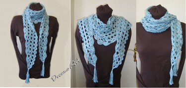 Dreiteilige Ansicht eines hellblauen gehäkelten Dreieckstuchs mit offenem Muster und Quasten