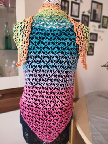 Buntes gehäkeltes Dreieckstuch mit Farbverlauf und Ajourmuster auf einer Schneiderpuppe