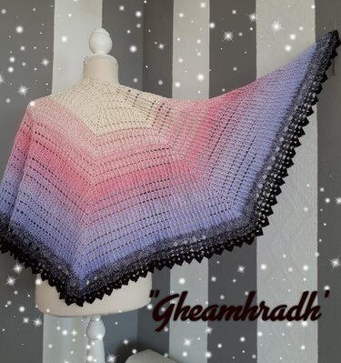 Gehäkeltes Halbrundtuch in Creme, Rosa, Violett und Schwarz mit schwarzem Spitzenrand auf Schneiderpuppe.