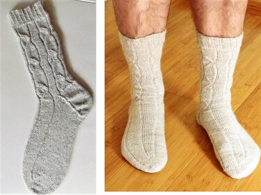 Detail zweier hellgrauer, gestrickter Socken mit Zopf- und Rippenmuster