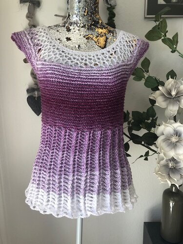 Ombre Häkel‑Tunika in Lila und Weiß mit Ajourkragen auf einer Puppe
