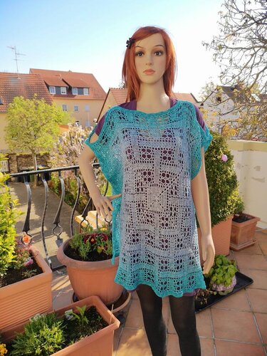 Mannequin trägt gehäkeltes Dreieckstuch in Türkis und Grau mit offenem Spitzenmuster