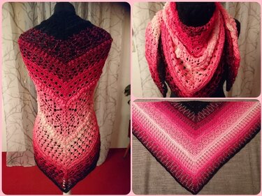 Gehäkeltes Dreieckstuch im Farbverlauf von Schwarz über Dunkelrot bis Rosa und Creme mit offenem Lochmuster; Collage zeigt getragenes und flach liegendes Tuch.