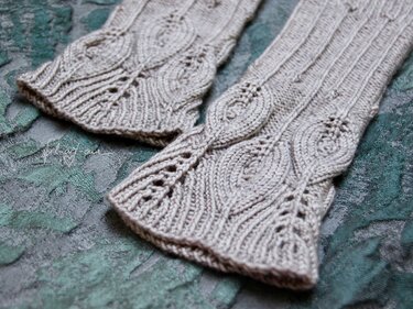 Arm Warmers “Feathers and Lines”, Knitting Pattern for 2 Sizes