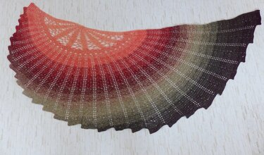 Hyalma crochet pattern for a scarf or shawl in shell shape