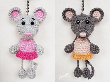 Zwei gehäkelte Amigurumi-Mäuse als Schlüsselanhänger: links hellgrau mit rosa Röckchen, rechts dunkelgrau mit pfirsichfarbenem Röckchen