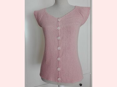 Rosa gehäkeltes Damen-Top mit V-Ausschnitt und weißen Knöpfen auf Schaufensterpuppe