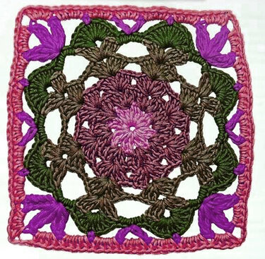 Gehäkeltes Quadrat mit floralem Muster in Pink, Lila und Grün