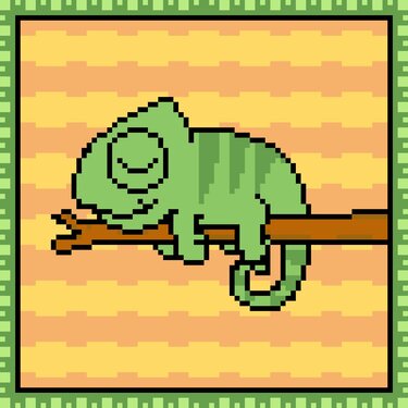 Grünes Pixel-Chamäleon mit geschlossenen Augen auf braunem Ast vor gestreiftem Hintergrund