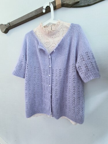 Lavendelfarbener gestrickter Kurzarm-Cardigan mit Lochmuster und perlmuttartigen Knöpfen auf Kleiderbügel