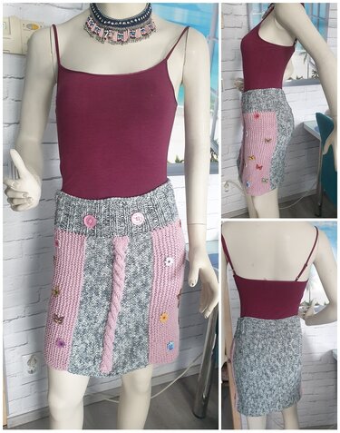 Gestrickter Minirock grau und rosa mit Zopfmuster, Knöpfen und Applikationen