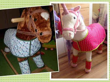 Zwei Kinderpferde mit genähten Decken und Beinschonern